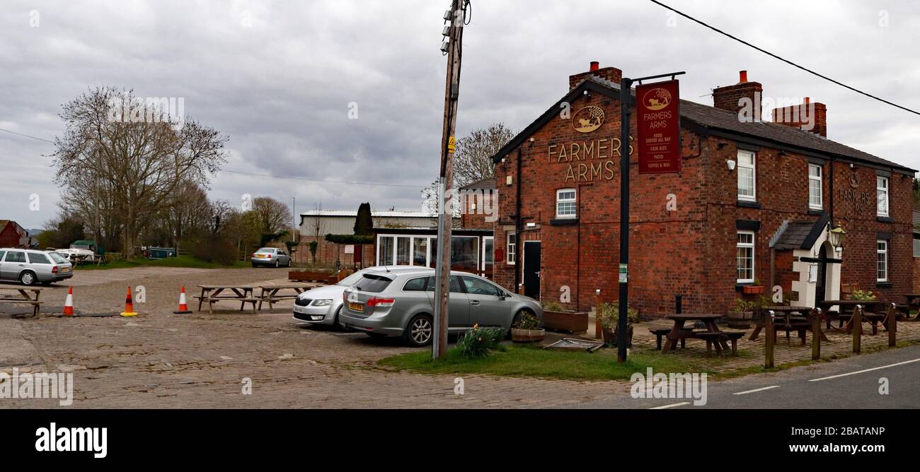 Aufgrund der Coronavirus-Epidemie wurden alle Pubs im ganzen Land geschlossen, und die Farmers Arms haben auch ihren Parkplatz blockiert. Stockfoto