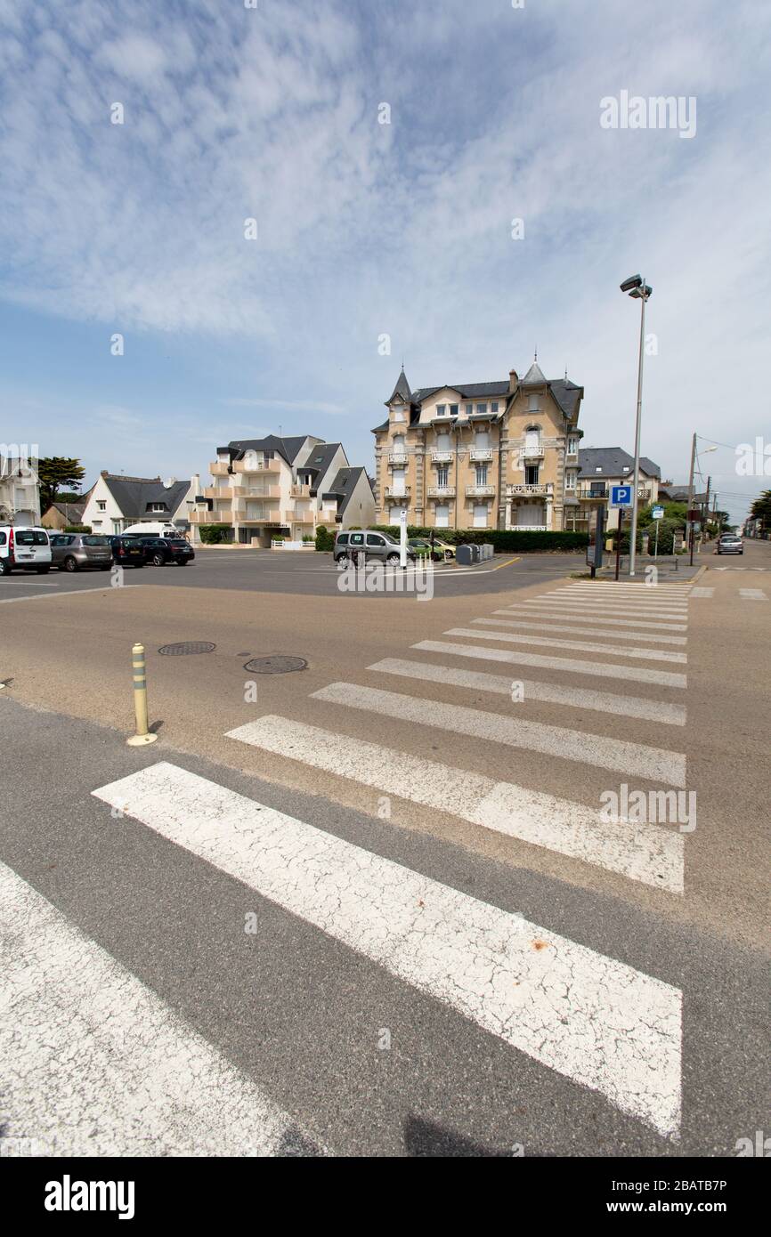 Le Croisic, Frankreich. Malerischer Blick auf eine Fußgängerüberführung in Le Croisic's Plage du Port Lin. Stockfoto