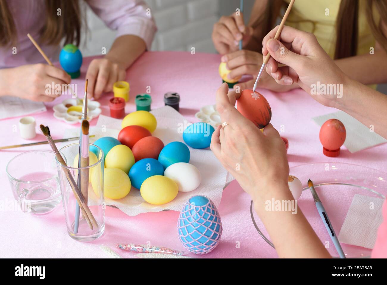 Familie schmückt Hühnereier für Ostern aus nächster Nähe auf dem Tisch Stockfoto