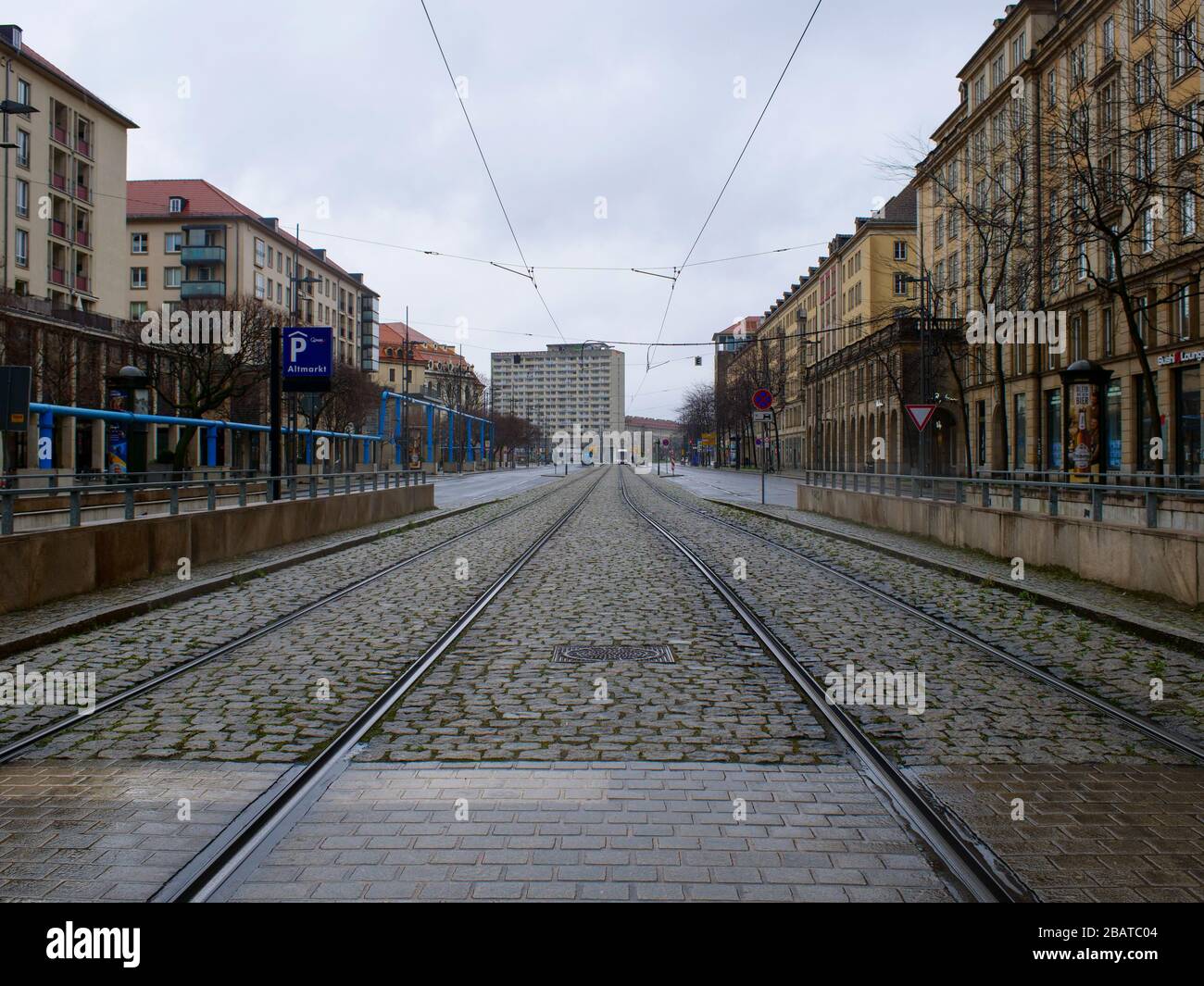Dresden Altmarkt Tram Halabelle DVB während Coronavirus Lockdown COVID-19 Ausgangssperre im Regen Stockfoto