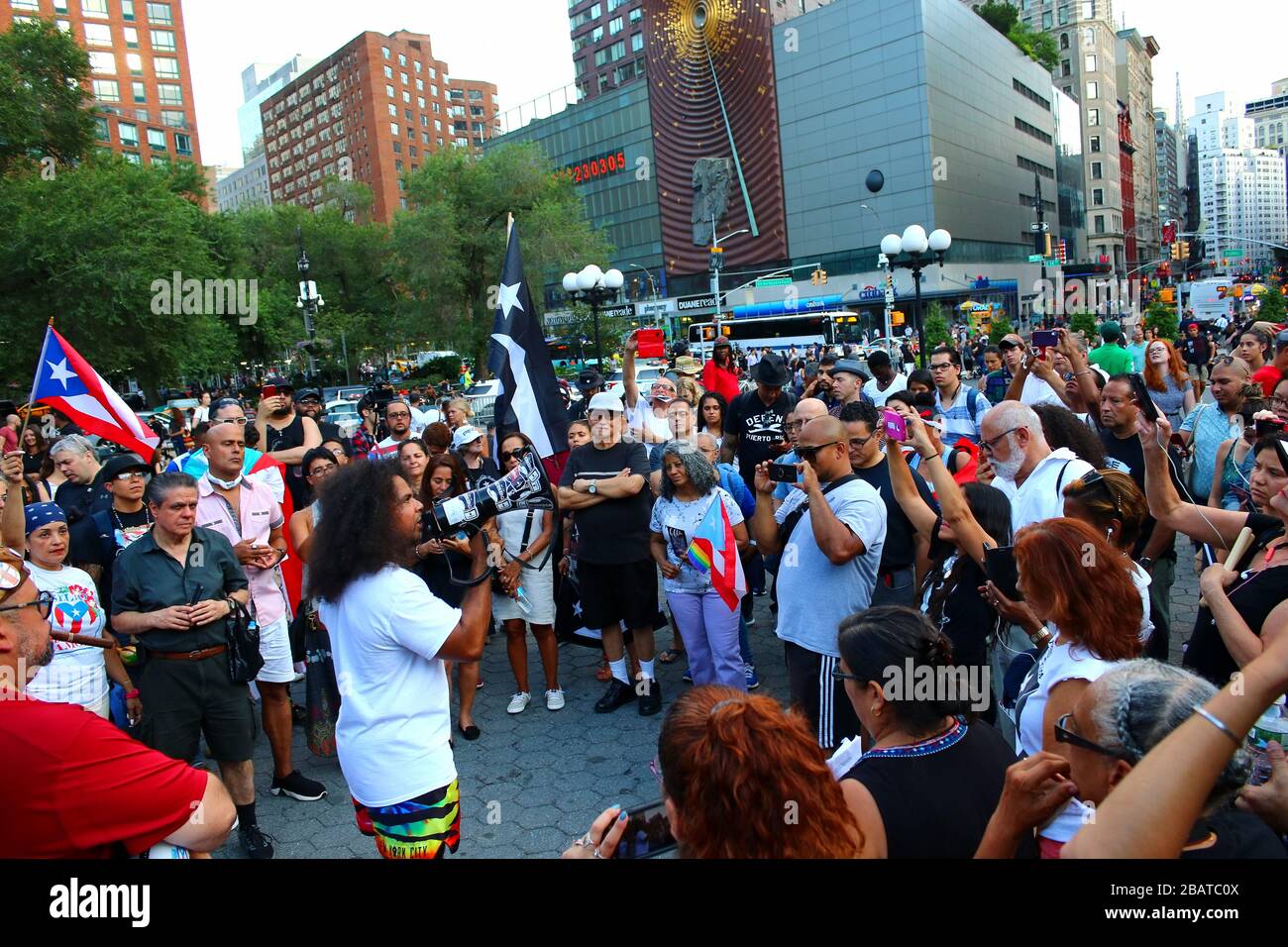 Dutzende von Demonstranten sammelten sich nach dem Rücktritt von Gouverneur Ricardo A. Rosselló von Puerto Rico am 24. JULI 2019 auf dem Union Square in Manhattan in New Stockfoto