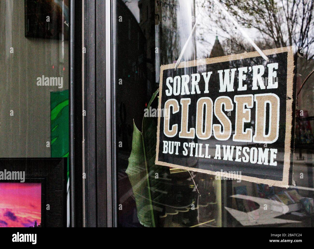 Asheville, USA. März 2020. Ein Geschäft ist während der Bestellung des Coronavirus Stay-at-Home in Asheville, NC, USA geschlossen. Credit: Gloria Good/Alamy Live News Stockfoto
