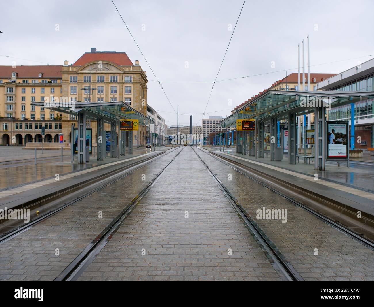 Dresden Altmarkt Tram Halabelle DVB während Coronavirus Lockdown COVID-19 Ausgangssperre im Regen Stockfoto