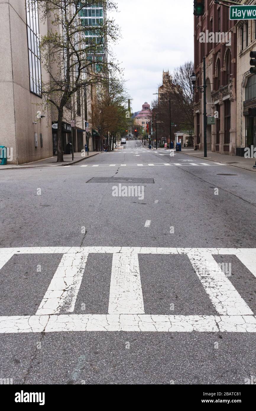 Asheville, USA. März 2020. Eine normalerweise befahrene Straße ist während der Anordnung des Coronavirus Stay-at-home in Asheville, NC, USA leer. Credit: Gloria Good/Alamy Live News Stockfoto