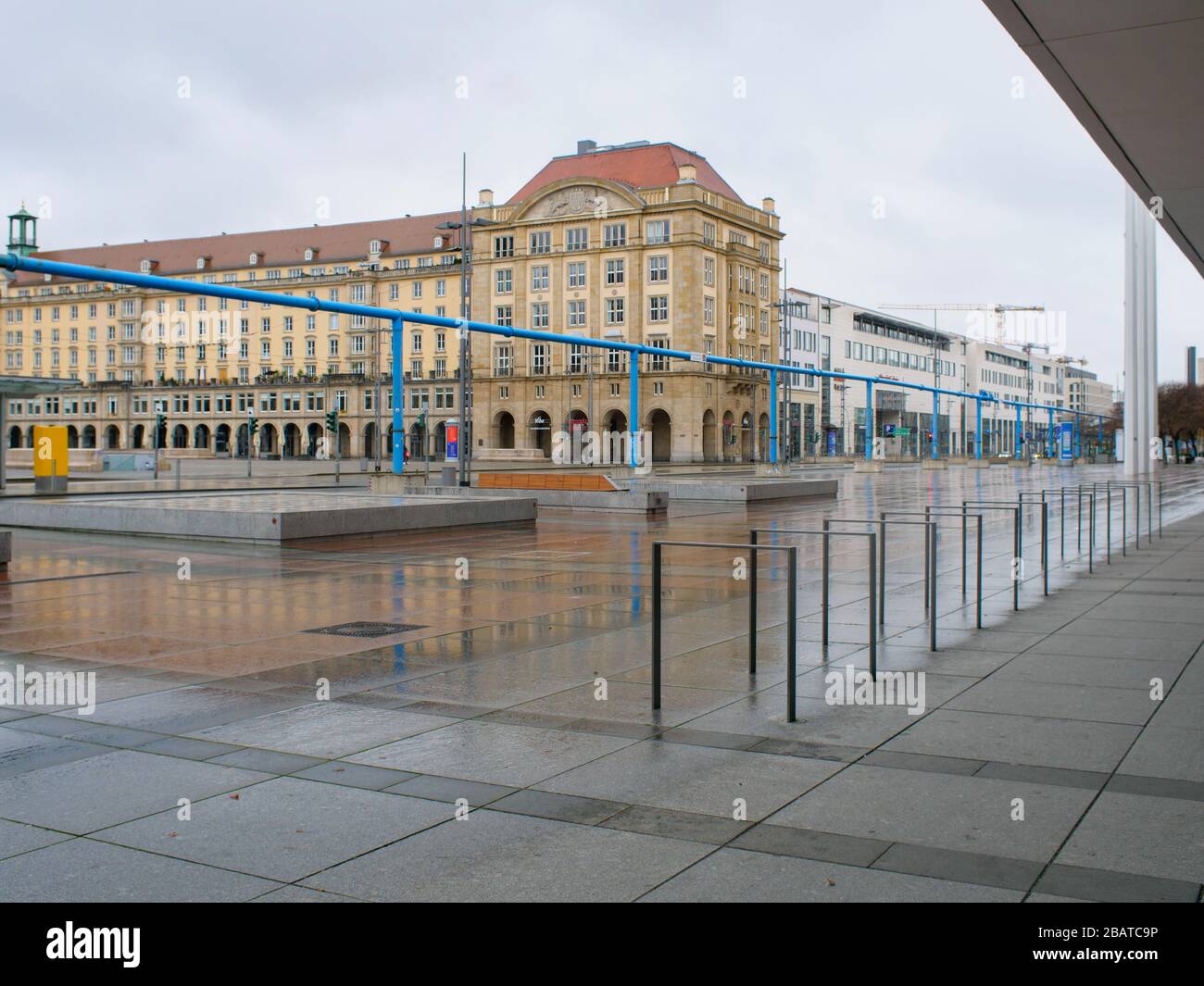 Platz vor dem Kulturpalast in Dresden während Coronavirus Lockdown Wilsdruffer Straße leere Bänke und leere Halstelle im Regen Stockfoto