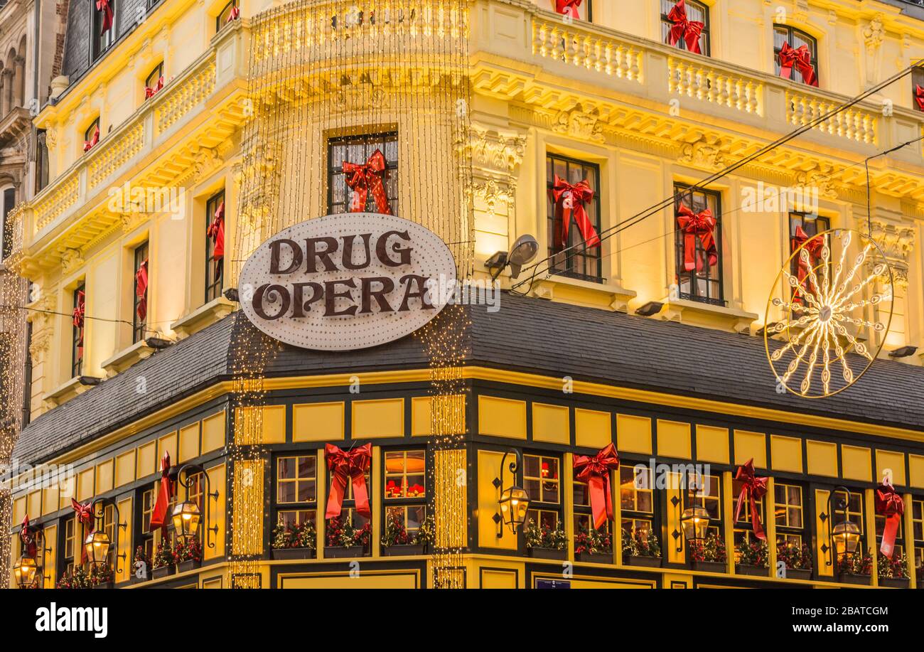 Das Restaurant Drug Opera befindet sich in der Grétry Street, Grand Place, im historischen Zentrum der Stadt brüssel zur Weihnachtszeit - Brüssel, Belgien Stockfoto