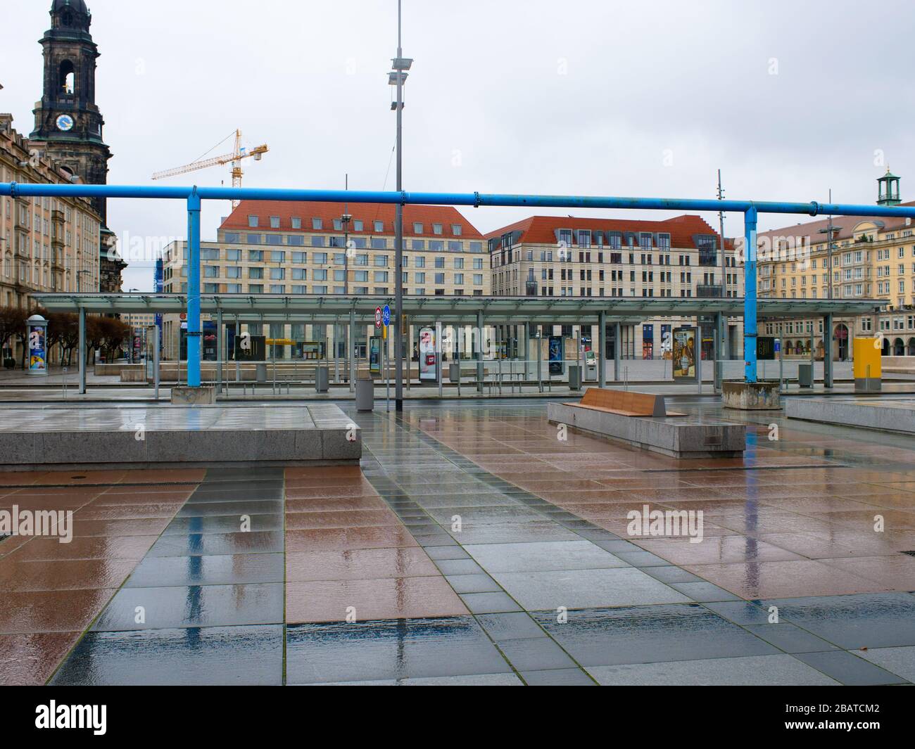 Platz vor dem Kulturpalast in Dresden während Coronavirus Lockdown Wilsdruffer Straße leere Bänke und leere Halstelle im Regen Stockfoto