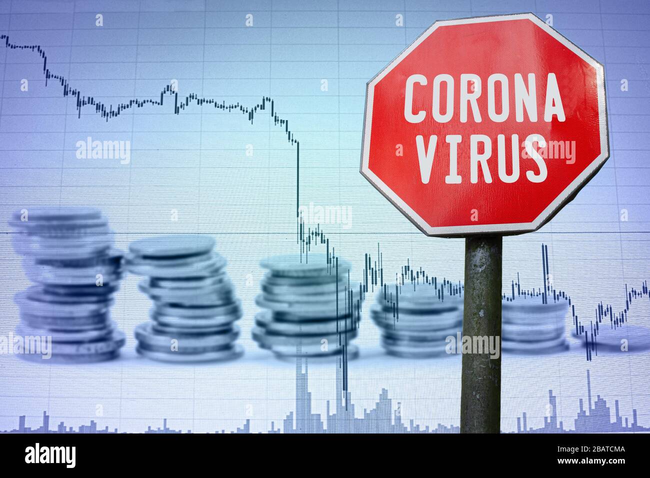 Corona-Virus-Zeichen auf dem wirtschaftlichen Hintergrund - Diagramm und Münzen. Finanzunfall in der Weltwirtschaft wegen Coronavirus. Weltwirtschaftskrise, Rezession. Stockfoto