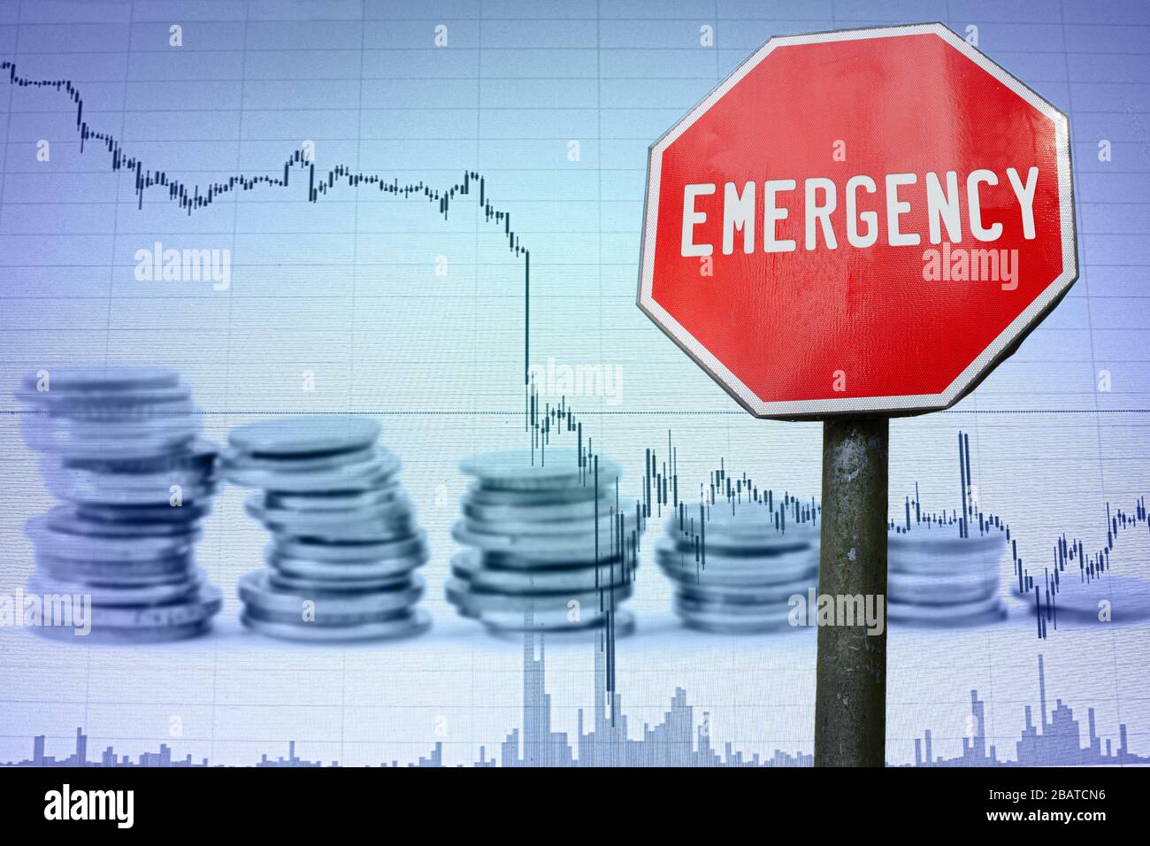 Notabzeichen auf dem wirtschaftlichen Hintergrund - Diagramm und Münzen. Finanzunfall in der Weltwirtschaft wegen Coronavirus. Weltwirtschaftskrise, Rezession. Stockfoto