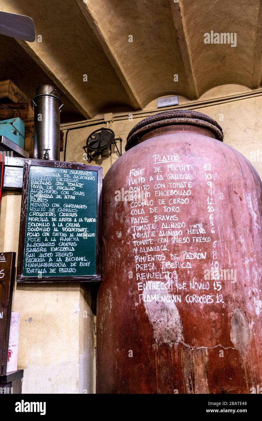 Tapas-Menü auf einem gigantischen Weinkrug aus Steingut im Casa Morales Restaurant, Sevilla, Andalusien, Spanien Stockfoto