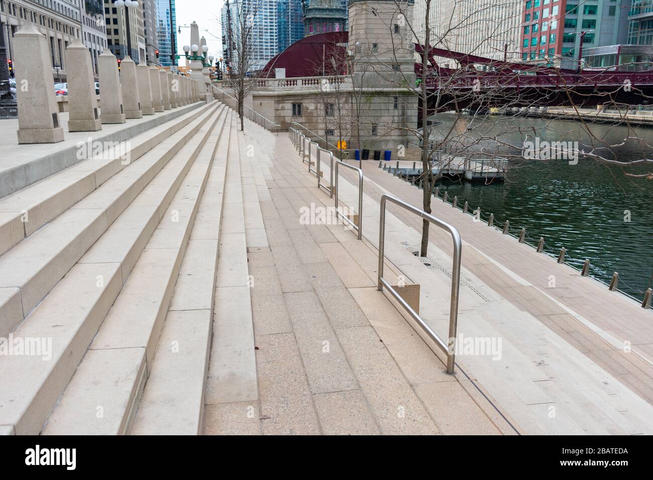 Leere Treppen auf dem Chicago Riverwalk im Winter Stockfoto