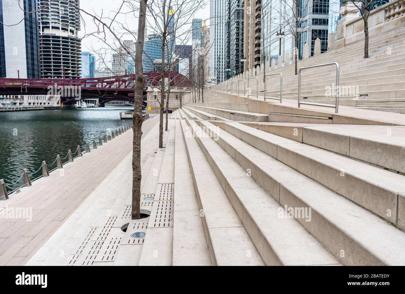 Leere Treppen auf dem Chicago Riverwalk im Winter Stockfoto