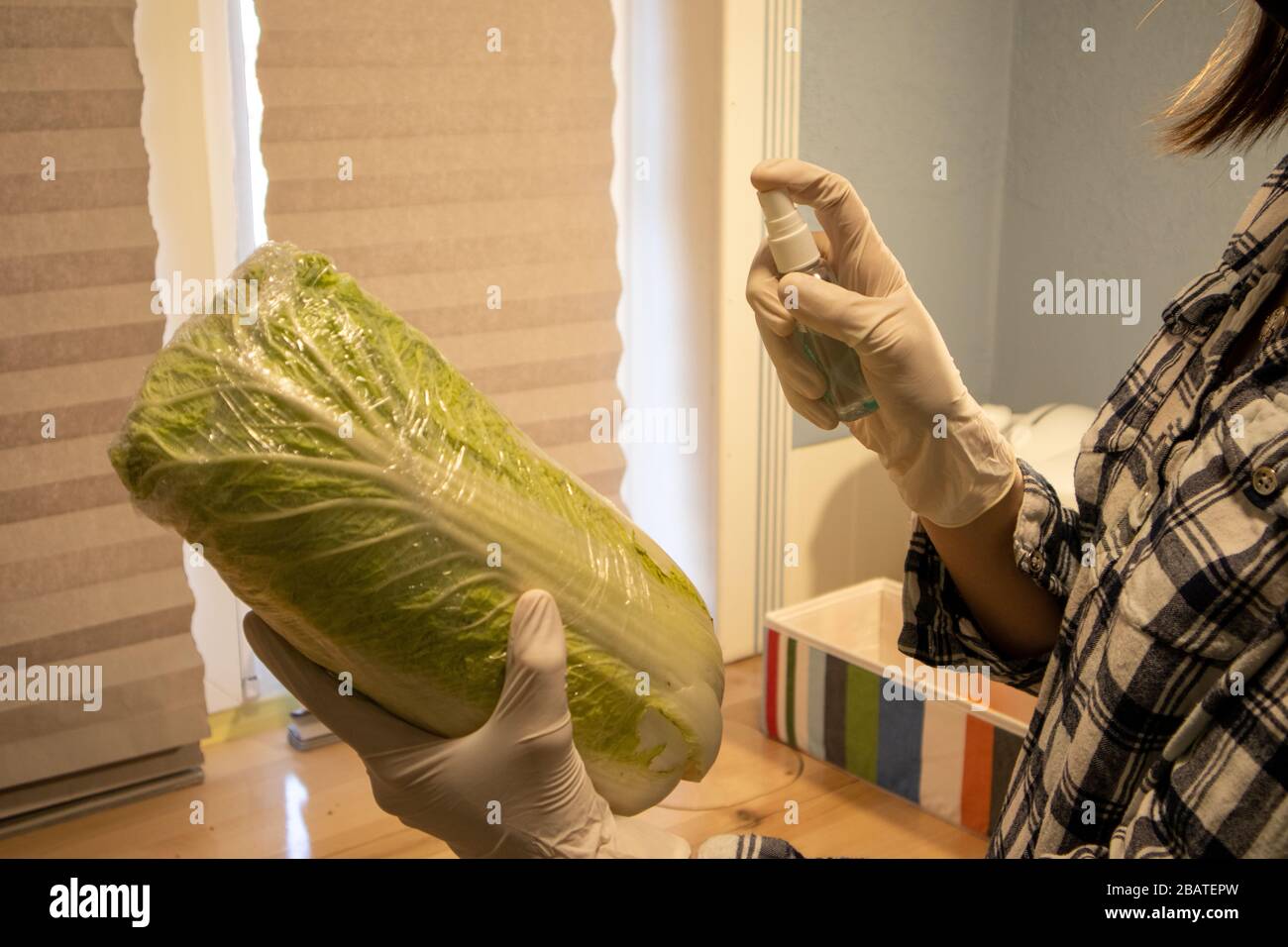 Mittel zum Schutz vor Virusinfektion. Lebensmitteldesinfektion. Stockfoto