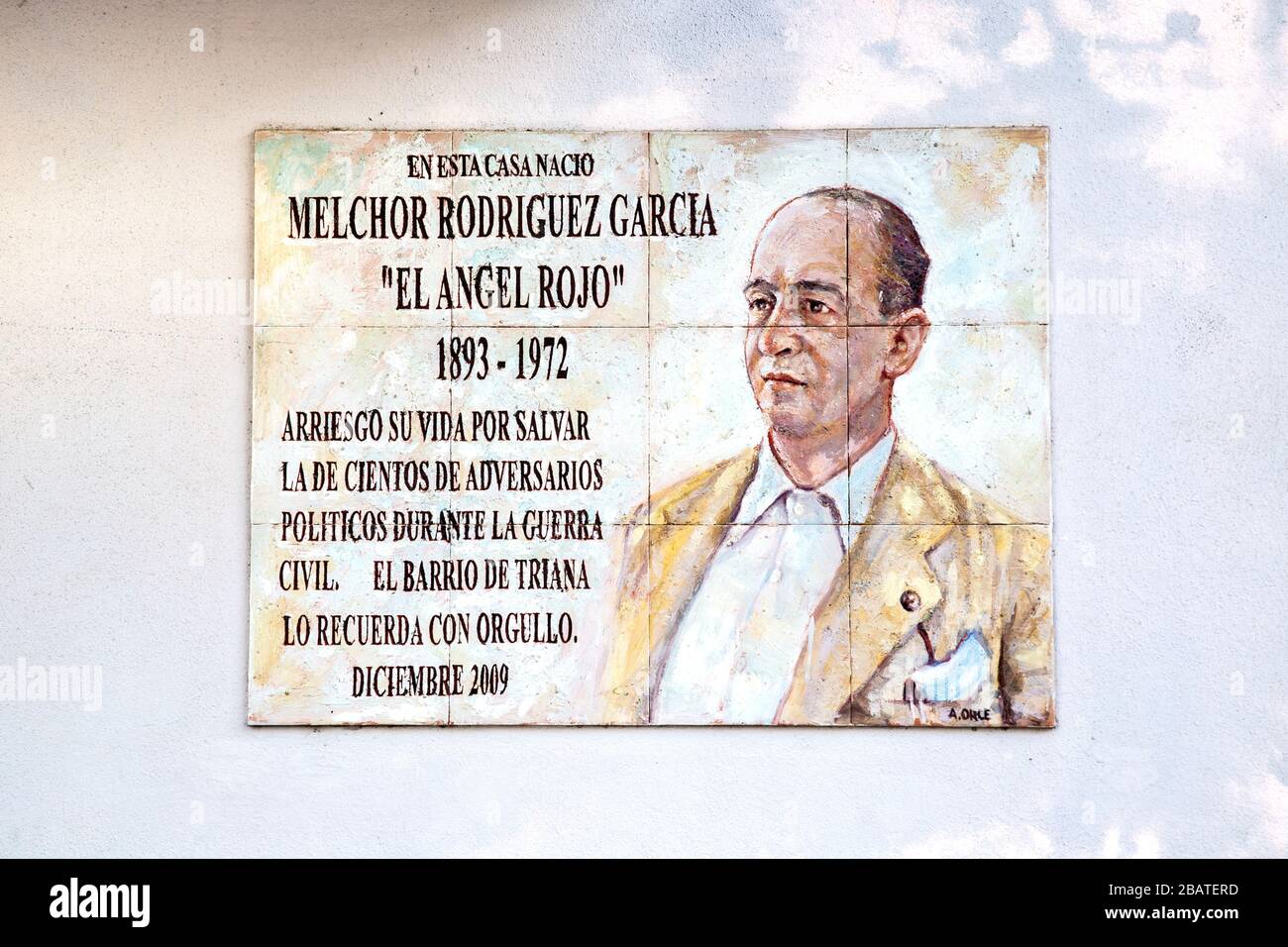 Plaque aus Keramikfliesen für den Politiker Melchor Rodríguez García im Keramikviertel Triana, Sevilla, Andalusien, Spanien Stockfoto