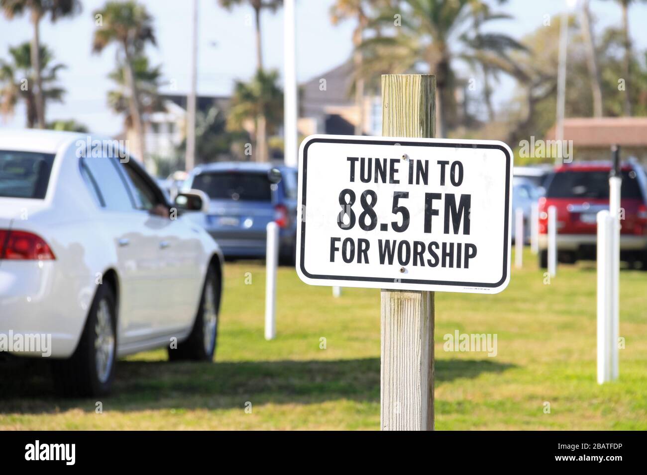 Melden Sie sich in einer Drive-In-Kirche an, um das Autoradio in Daytona Beach, Florida, USA zu verehren Stockfoto