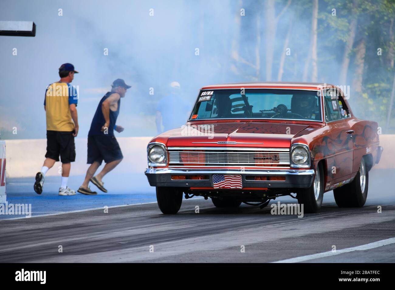 Classic Drag Car mit American Flag Platten auf der Dragway Rennstrecke in Lebanon Valley in New York, USA Stockfoto