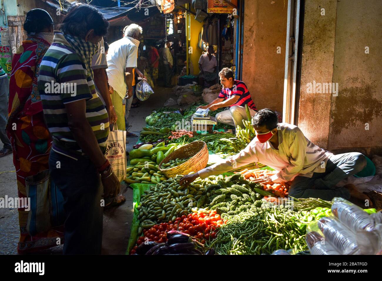 Kolkata, Indien. März 2020. Peoples kaufen während der Sperrfrist Gemüse vom Markt (Foto von Sudipta das/Pacific Press) Credit: Pacific Press Agency/Alamy Live News Stockfoto