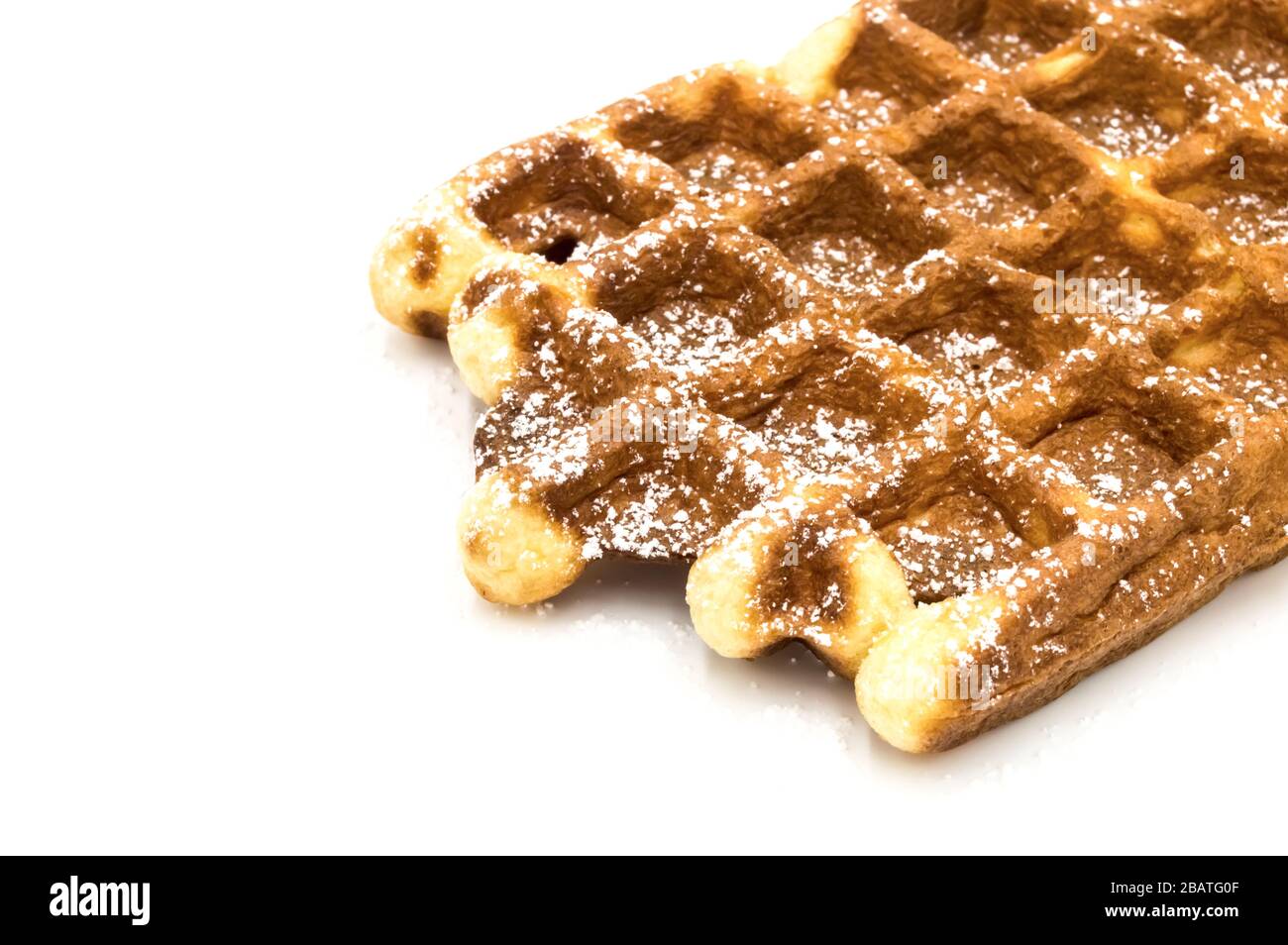 Frisch gebackene belgische Waffeln aus nächster Nähe. Dessert, Farbe, weißer Hintergrund Stockfoto