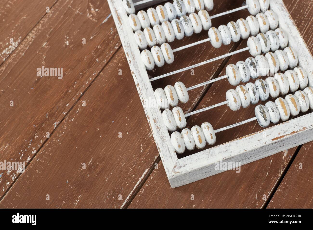 Vintage Objects - Closeup Old Retro Draufsicht Abacus auf braunem Holzhintergrund. Stockfoto