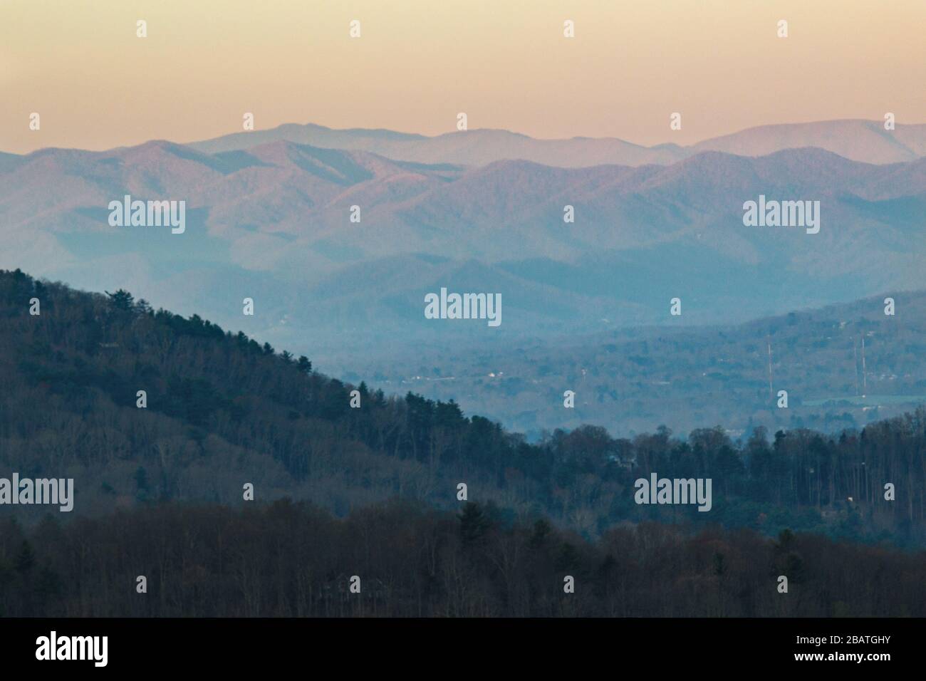 Ein nebeliger Morgen spült das Tal und die Berge in Nebel am Tanbark Ridge Overlook auf dem Blue Ridge Parkway in Asheville, NC, USA. Stockfoto