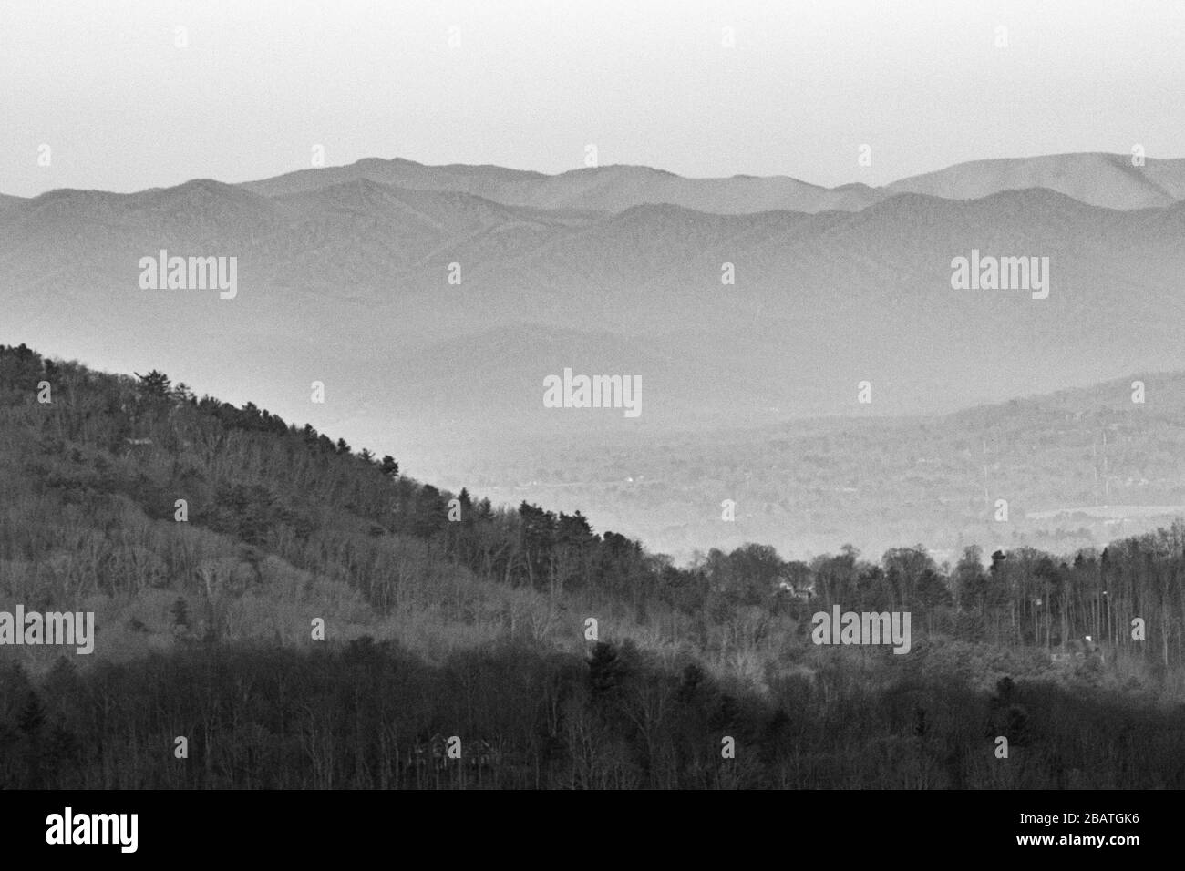 Ein nebeliger Morgen spült das Tal und die Berge in Nebel am Tanbark Ridge Overlook auf dem Blue Ridge Parkway in Asheville, NC, USA. Stockfoto