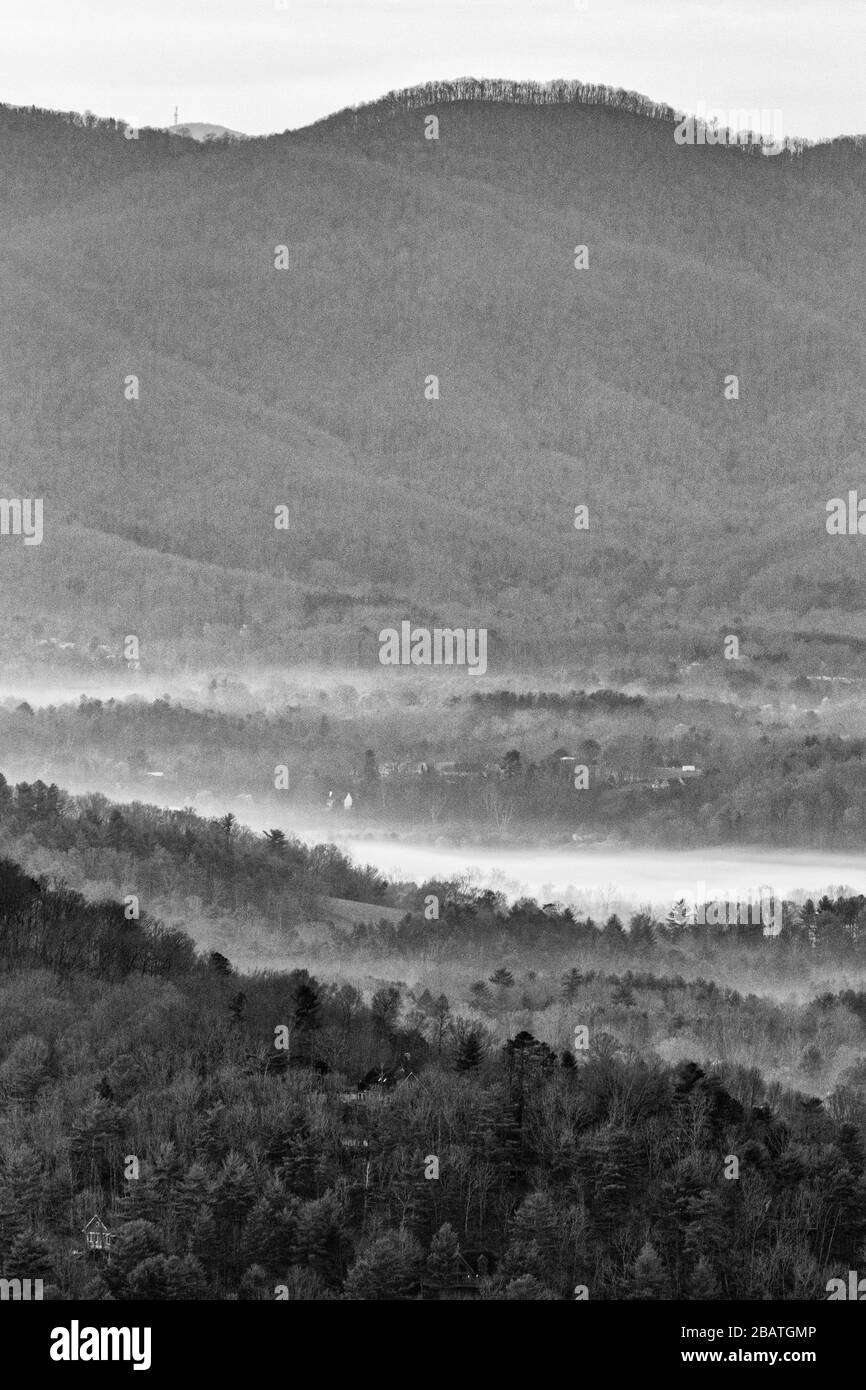 Ein nebeliger Morgen spült das Tal und die Berge in Nebel am Tanbark Ridge Overlook auf dem Blue Ridge Parkway in Asheville, NC, USA. Stockfoto