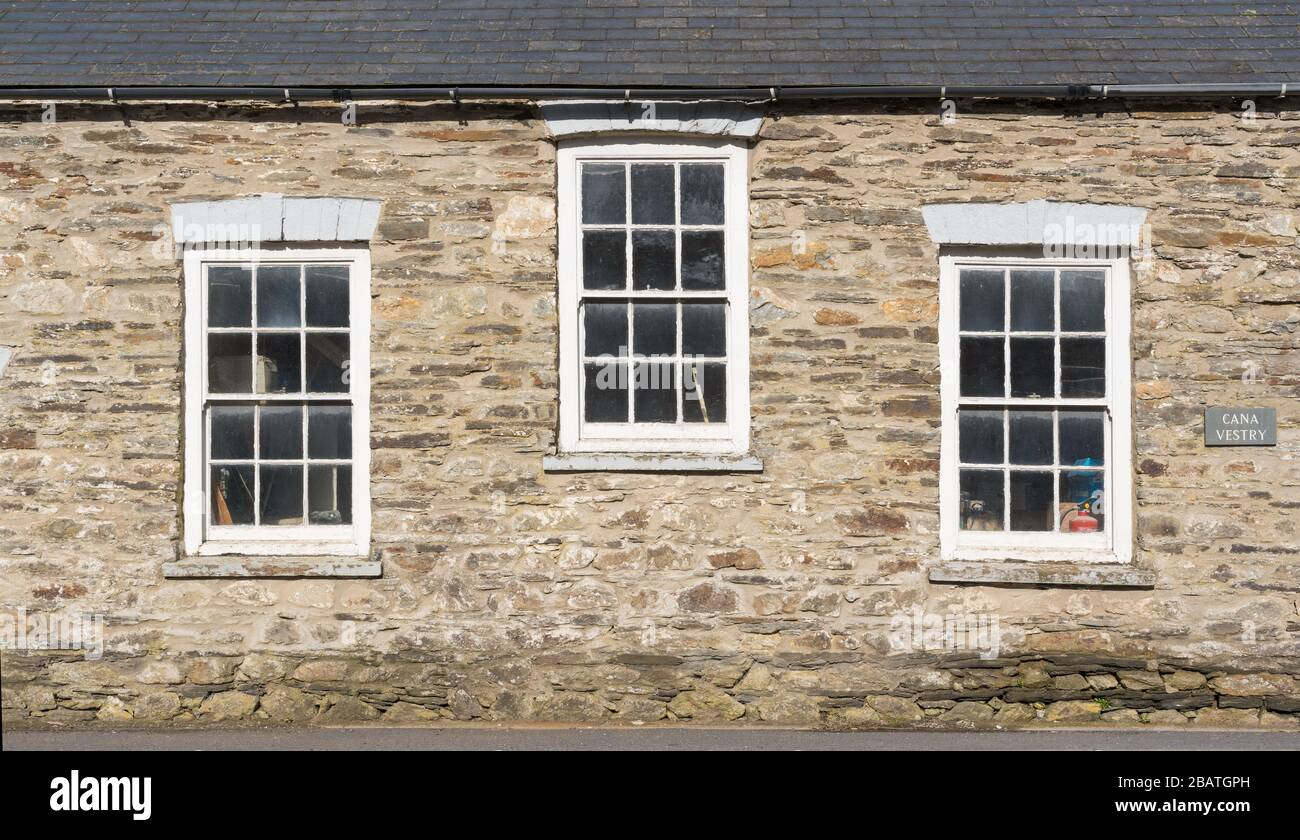 Gebäude mit drei Fenstern im georgianischen Stil in Felindre Farchog, in der Nähe von Newport. Pembrokeshire, Wales. GROSSBRITANNIEN Stockfoto