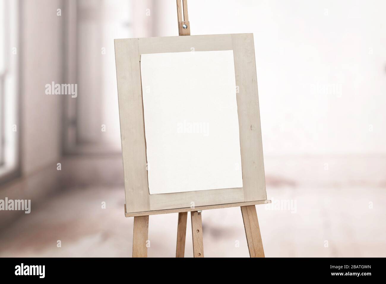 Künstlerpapier in der Galerie auf Holz-Staffelei verspotst Stockfoto