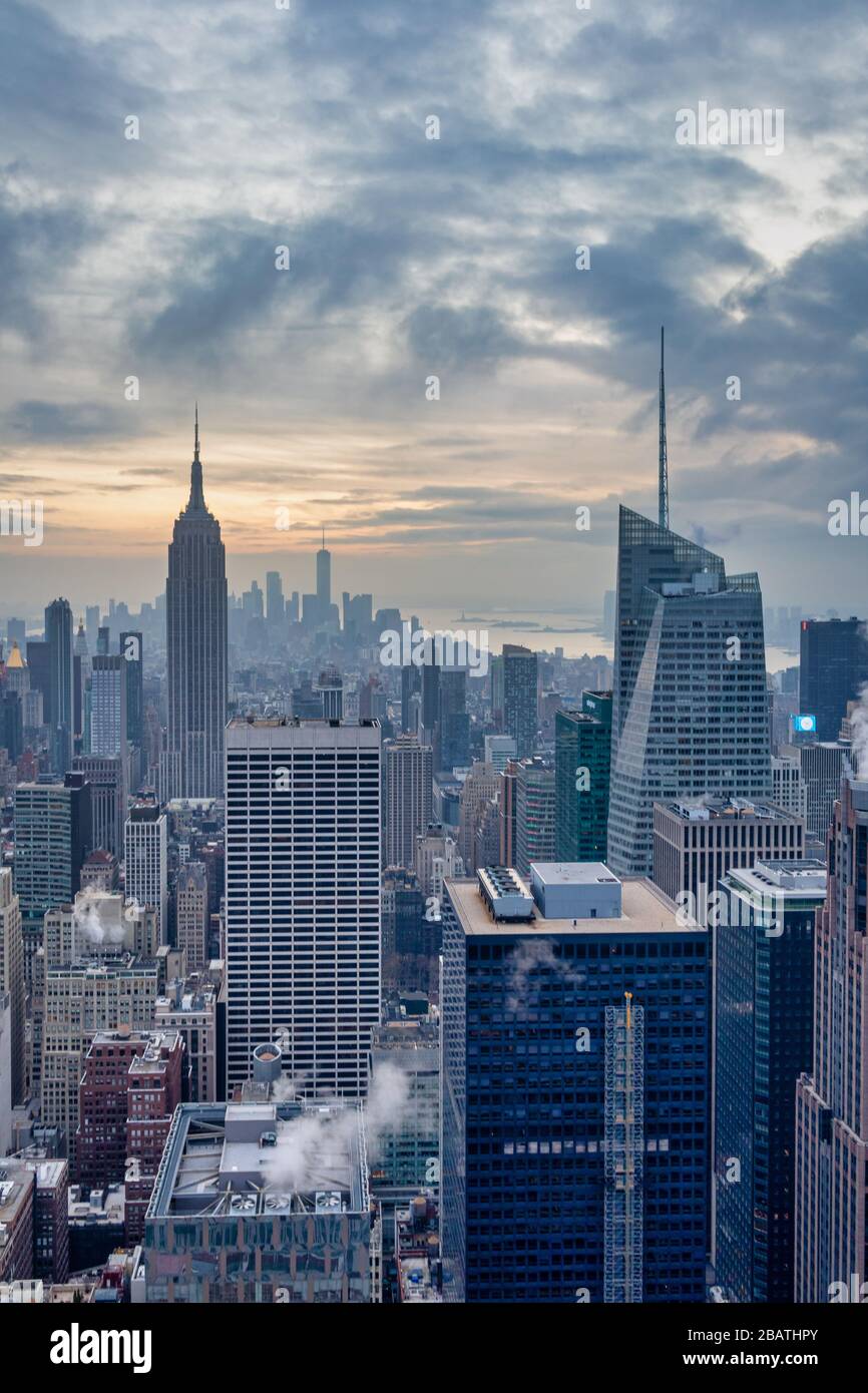 Skyline von New York von der Spitze des Rock (Rockefeller Center)Blick auf den Sonnenuntergang im Winter mit Wolken am Himmel Stockfoto