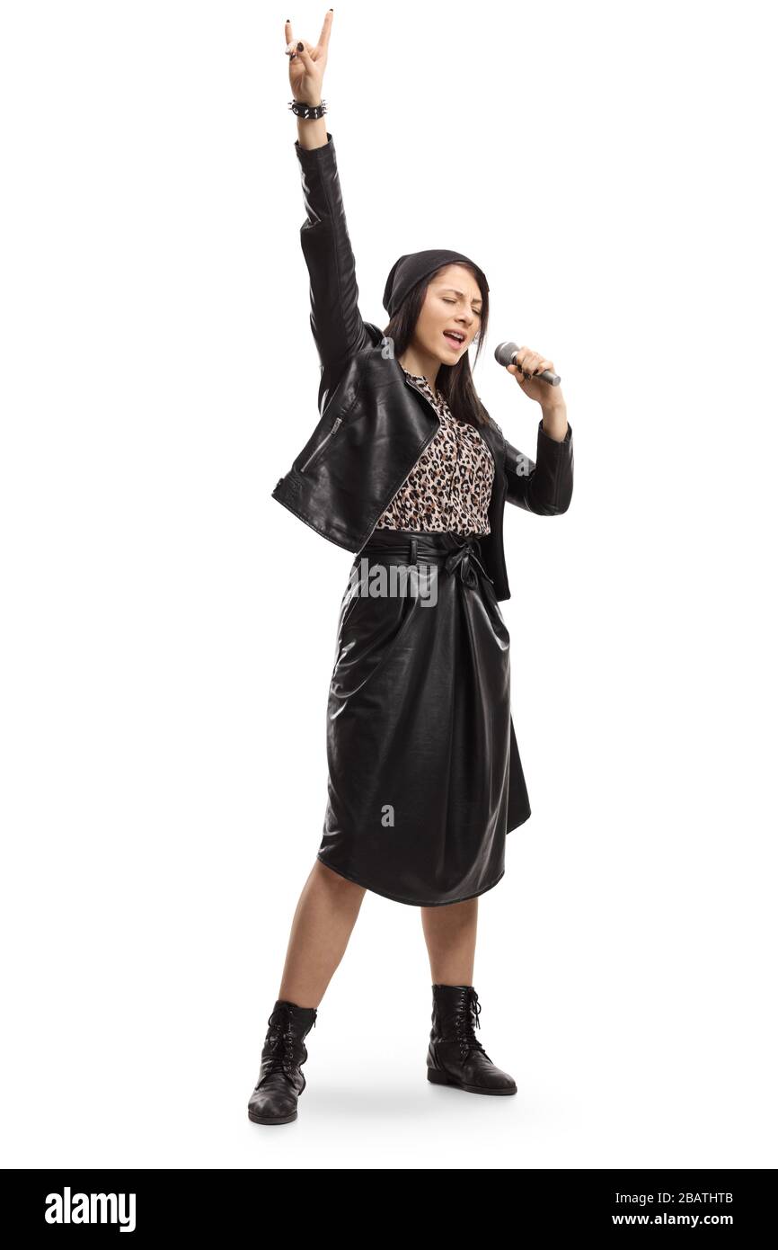 Das lange Porträt eines Sängers mit einem Mikrofon, das Rock und Roll-Zeichen auf weißem Hintergrund abgrenzt Stockfoto