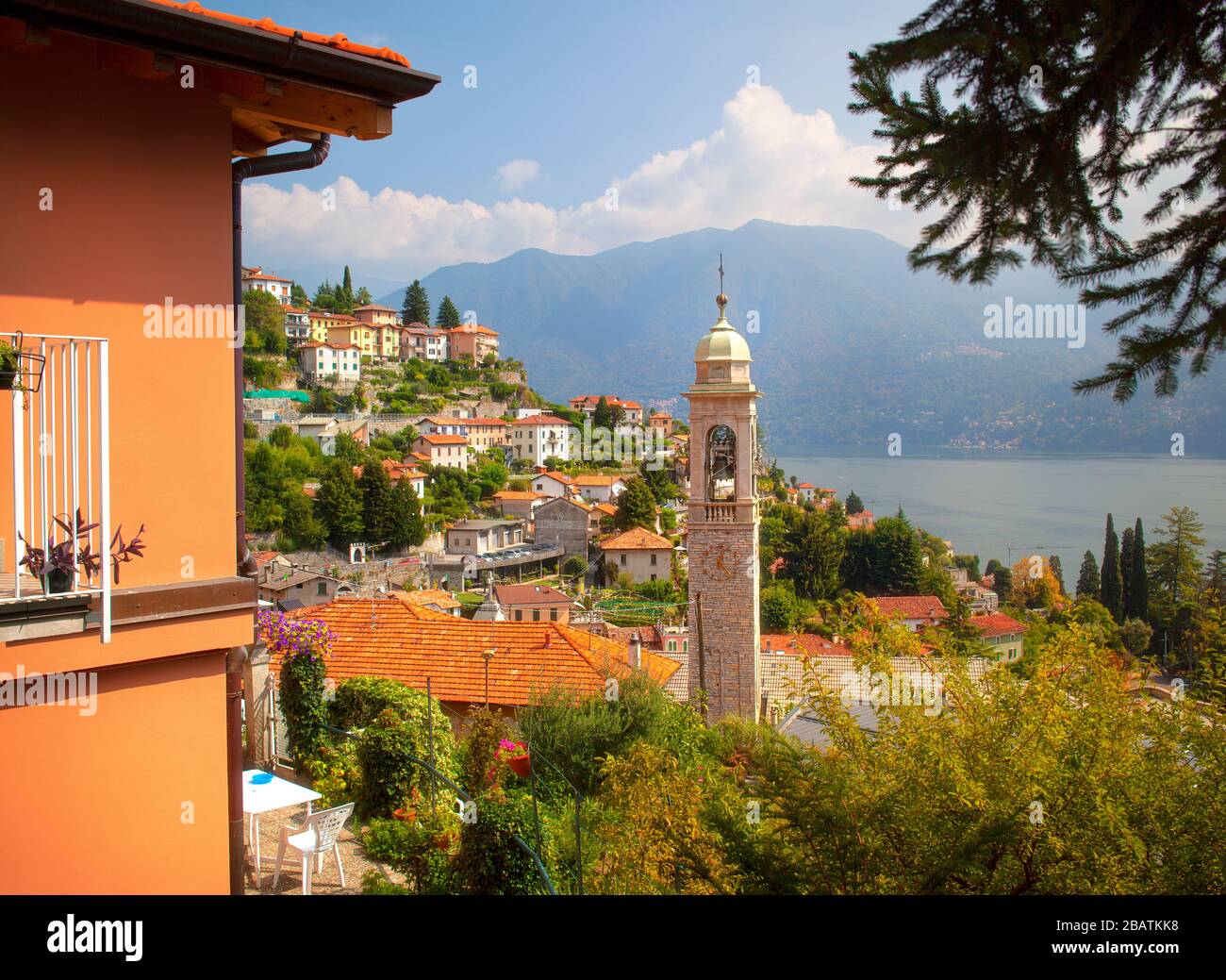 Tagestenszene am berühmten Comer See in Italien Stockfoto