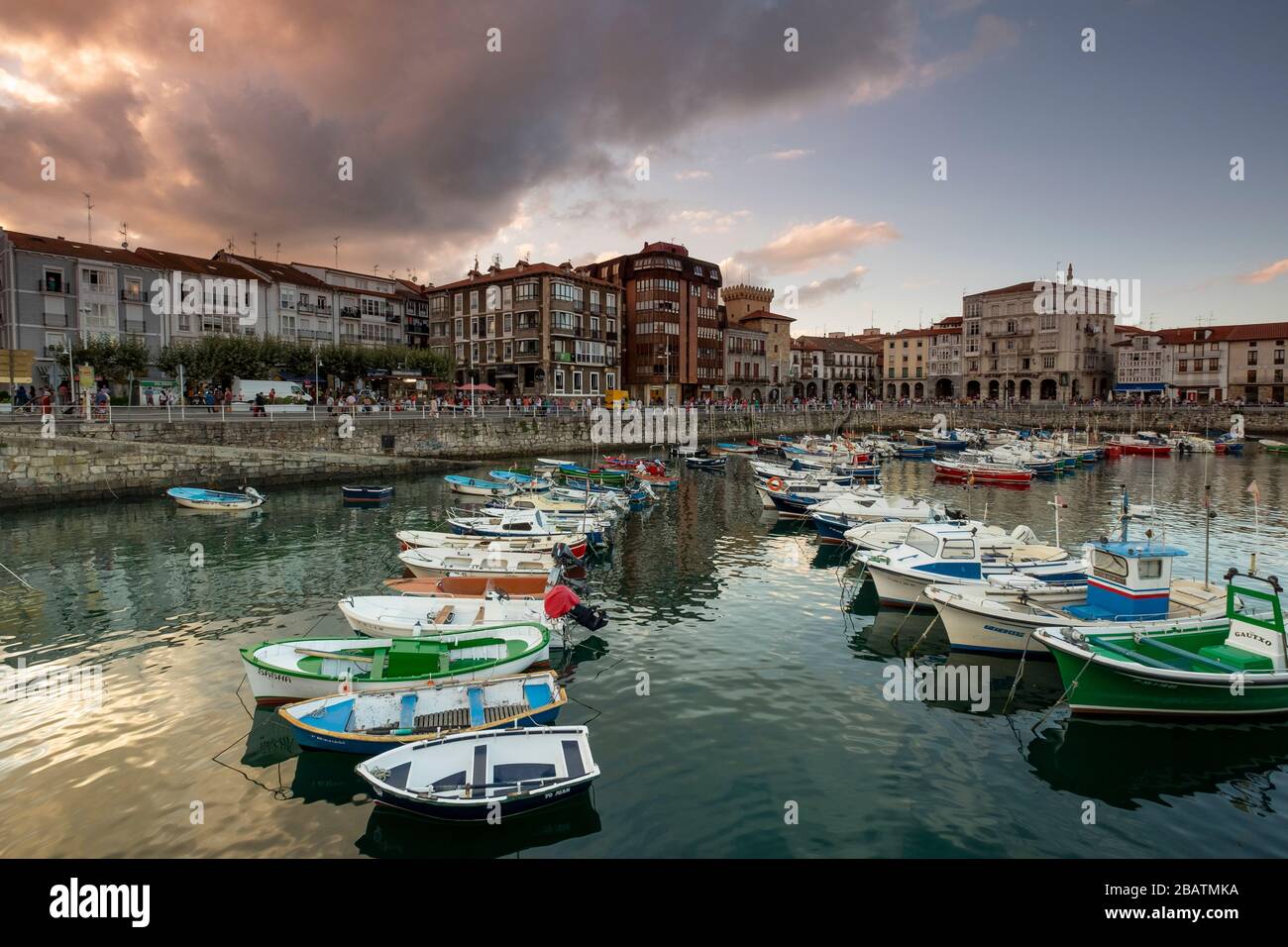 Nachtaufnahmen des Leuchtturms von Castro Urdiales und des Fischerhafens. Kantabrien, Spanien Stockfoto