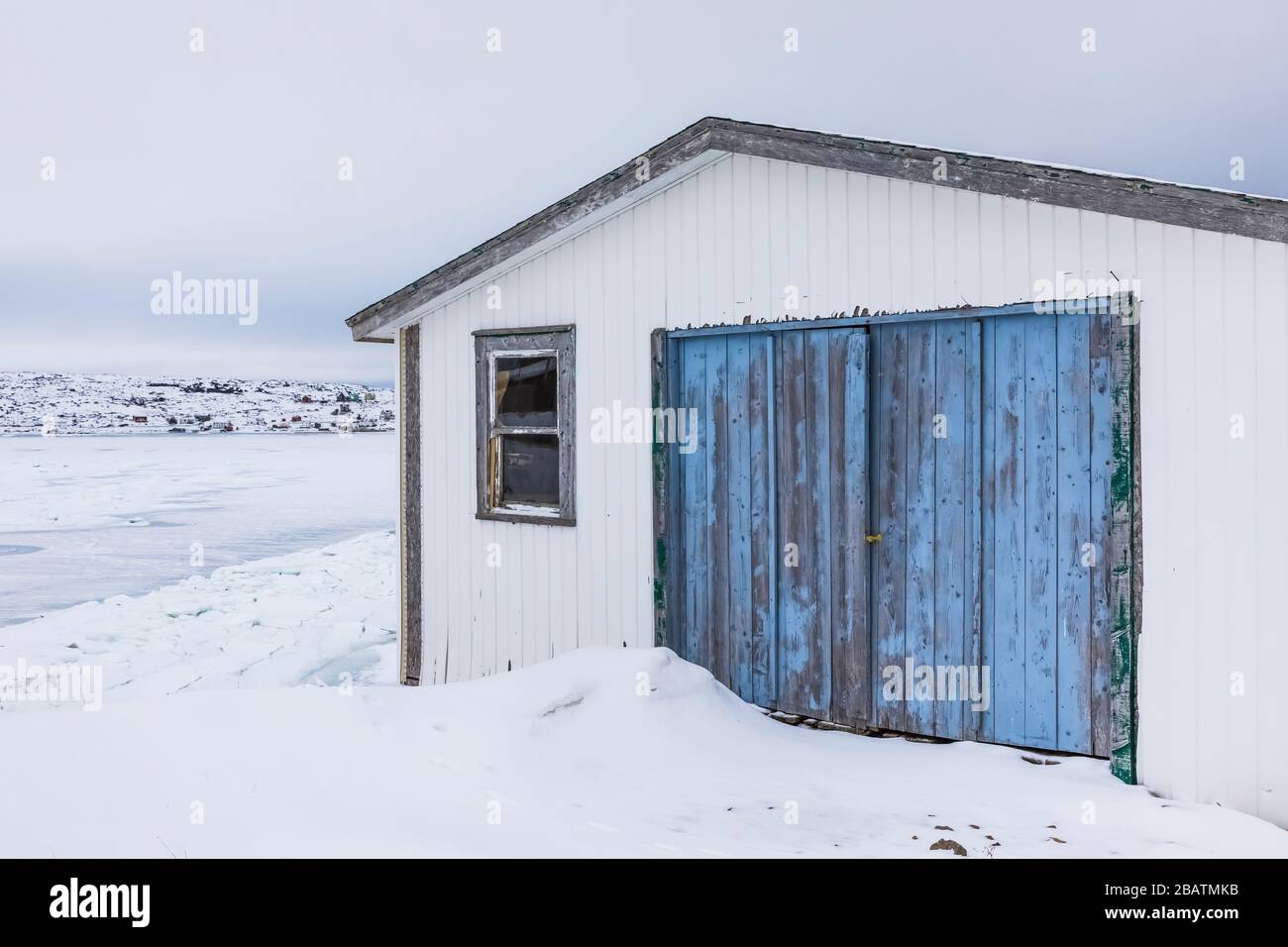 Bühne, die von einer Familie als Fischverarbeitungsschuppen und zur Lagerung genutzt wird, auf Fogo Island in Neufundland, Kanada [keine Eigentumsfreigabe; zur Redaktion verfügbar Stockfoto