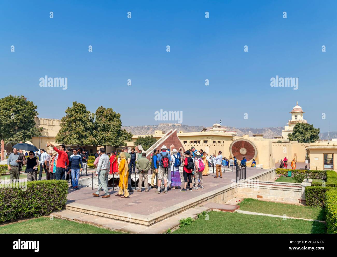 Touristen in Jantar Mantar, einer Sammlung von neunzehn architektonischen astronomischen Instrumenten in der Altstadt, Jaipur, Rajasthan, Indien Stockfoto