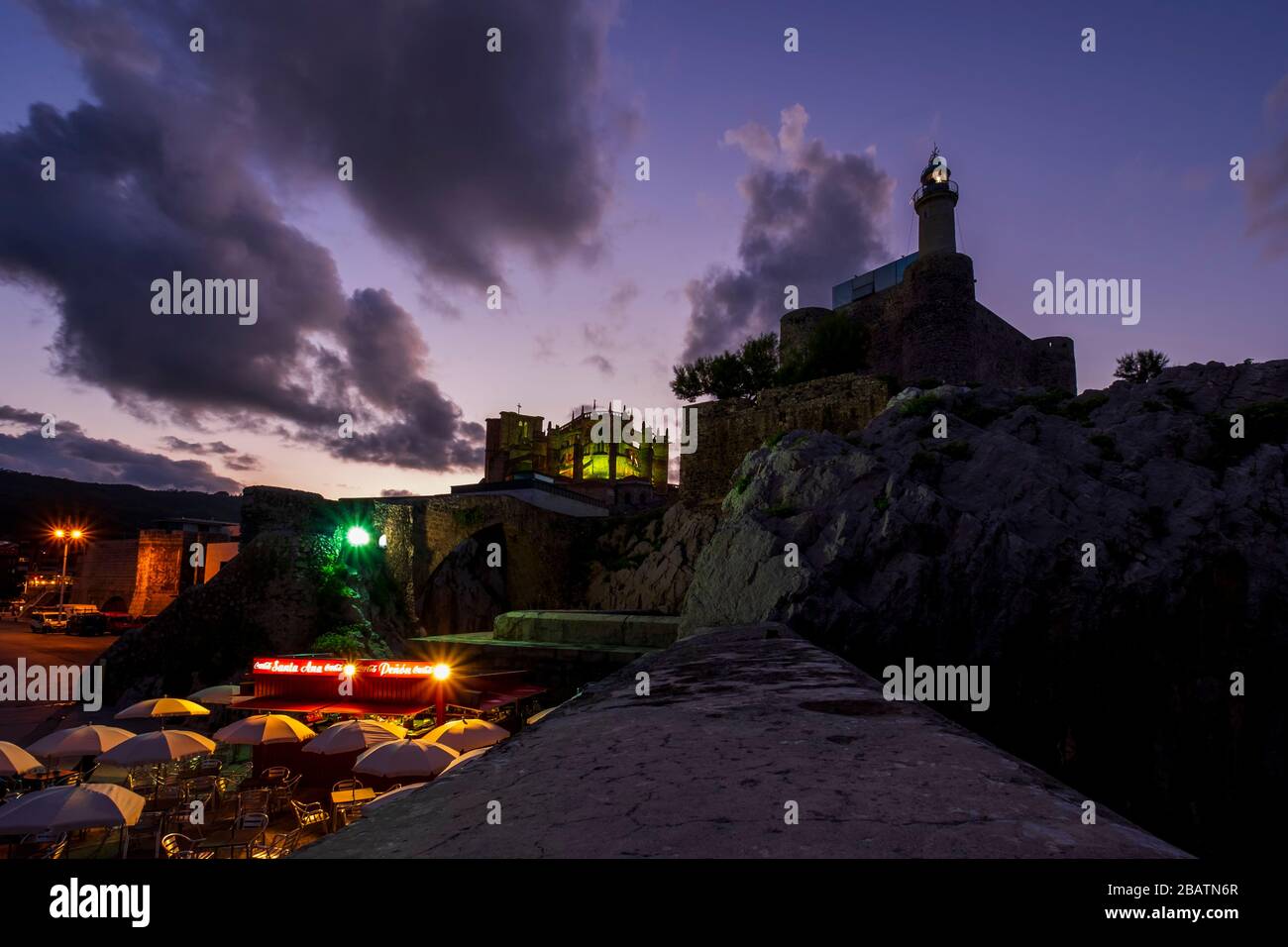 Nachtaufnahmen des Leuchtturms von Castro Urdiales und des Fischerhafens. Kantabrien, Spanien Stockfoto
