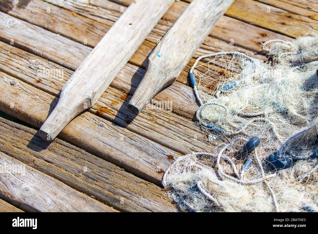 Fischernetze und Oare am oberen Ende des Piers, Dalyan, Türkei. Stockfoto