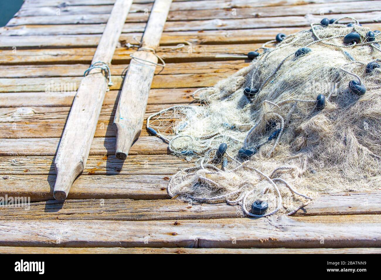 Fischernetze und Oare am oberen Ende des Piers, Dalyan, Türkei. Stockfoto