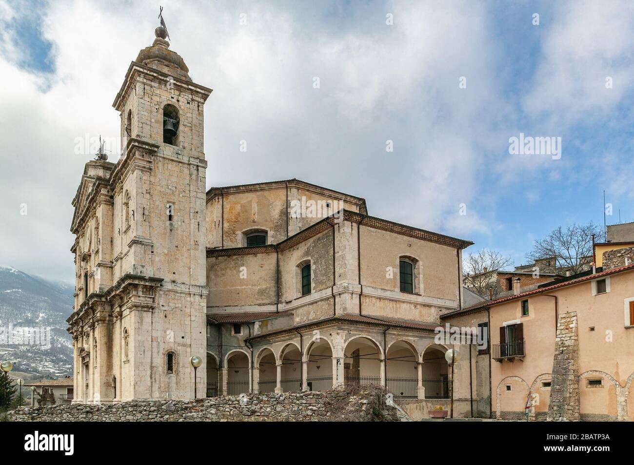Castel di Sangro, Abruzzen, Italien, Europa. Santa Maria Assunta Kirche mit Blick auf das historische Zentrum Stockfoto