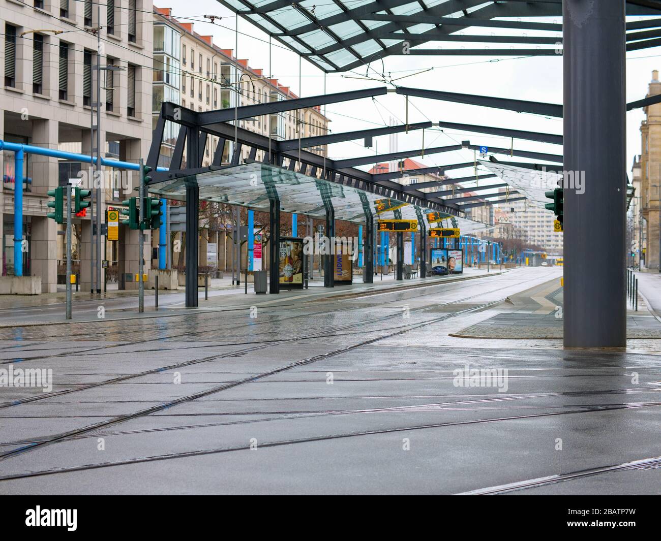 Dresden Postplatz leer Halstelle DVB Corona Virus Lockdown Ausgangssperre Menschenleer Kontaktsperre Street View Stockfoto