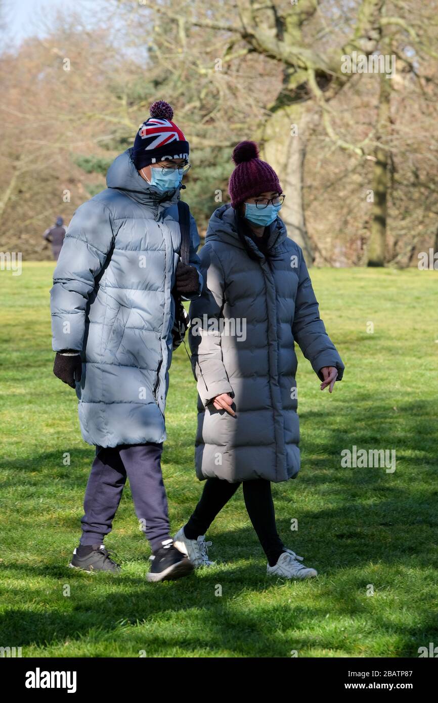 London, Großbritannien, soziale Distanzierung 29. März 2020, London, Großbritannien, Sonntag im Park nach dem Rat der britischen Regierung zur sozialen Distanzierung und Isolation. Kredit: Michelle Sadgrove/Alamy Live News Stockfoto