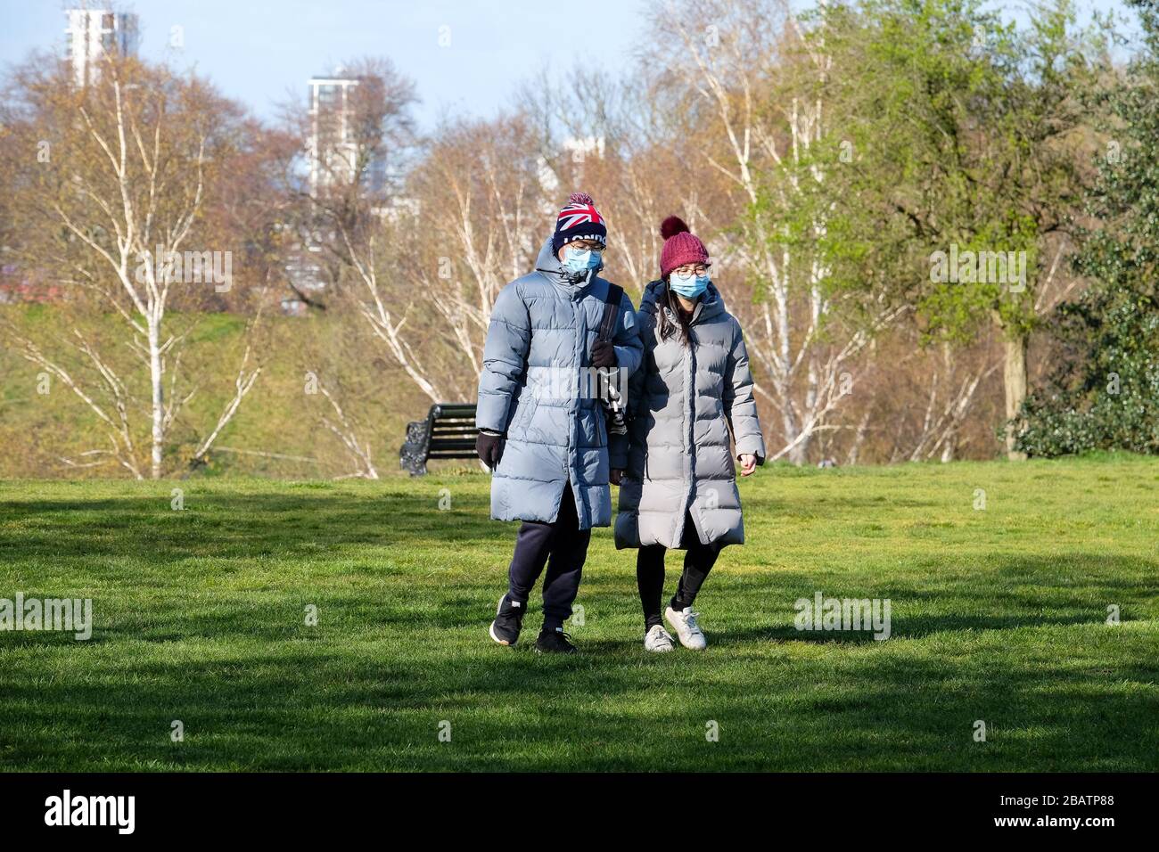 London, Großbritannien, soziale Distanzierung 29. März 2020, London, Großbritannien, Sonntag im Park nach dem Rat der britischen Regierung zur sozialen Distanzierung und Isolation. Kredit: Michelle Sadgrove/Alamy Live News Stockfoto