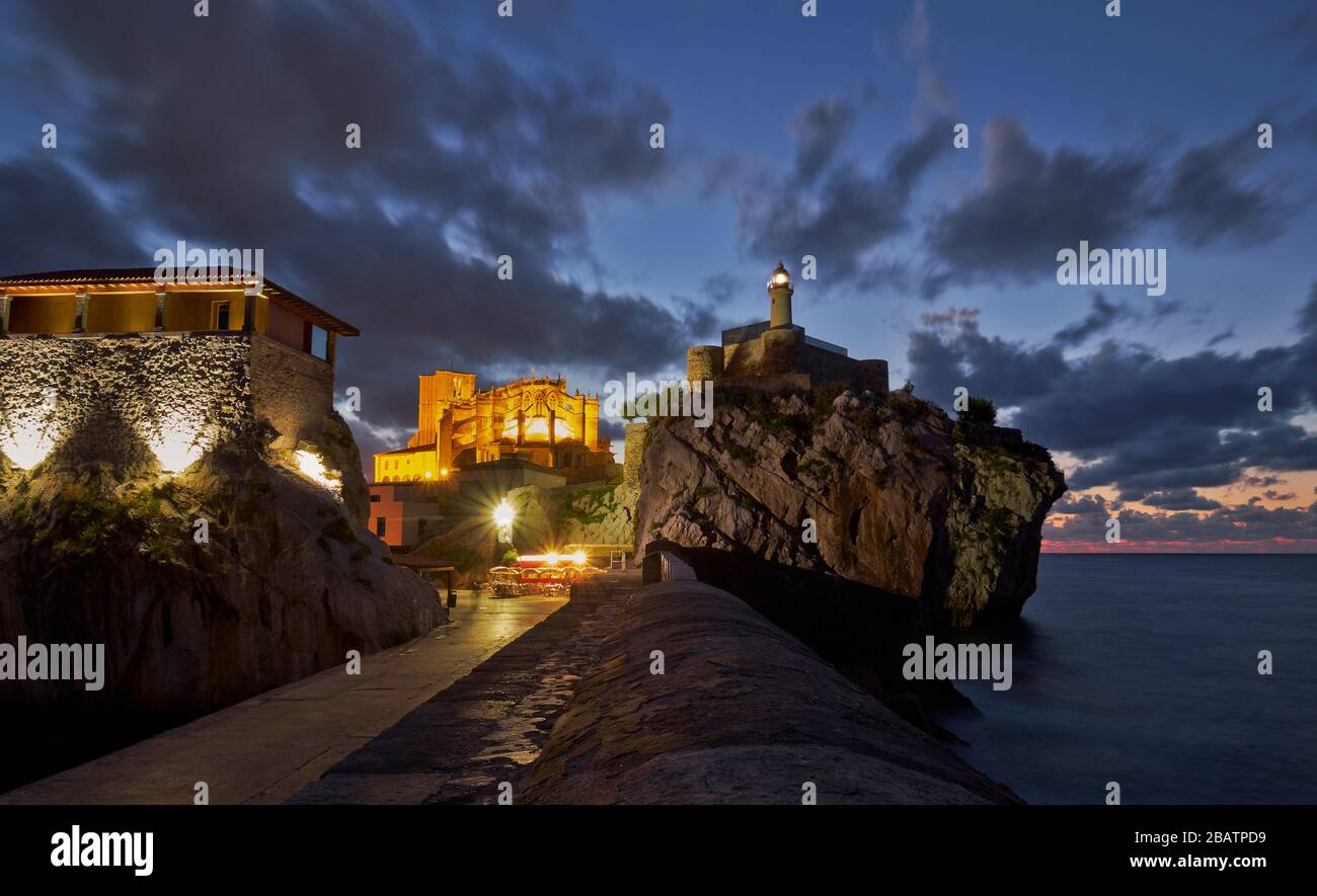 Nachtaufnahmen des Leuchtturms von Castro Urdiales und des Fischerhafens. Kantabrien, Spanien Stockfoto