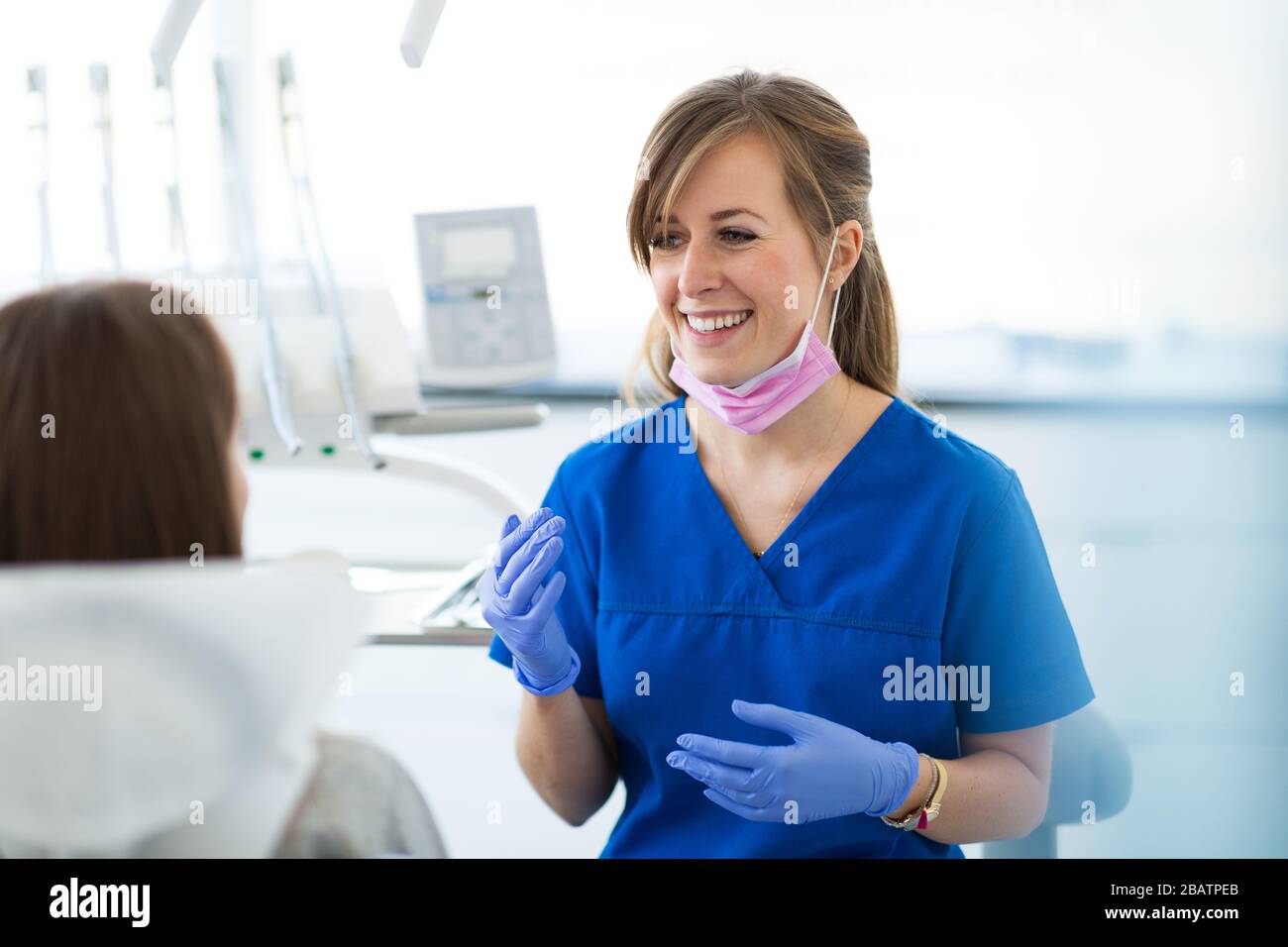 Zahnärztin und Patient in der Zahnarztpraxis Stockfoto Zahnärztin und Patient in der Zahnarztpraxis Stockfoto