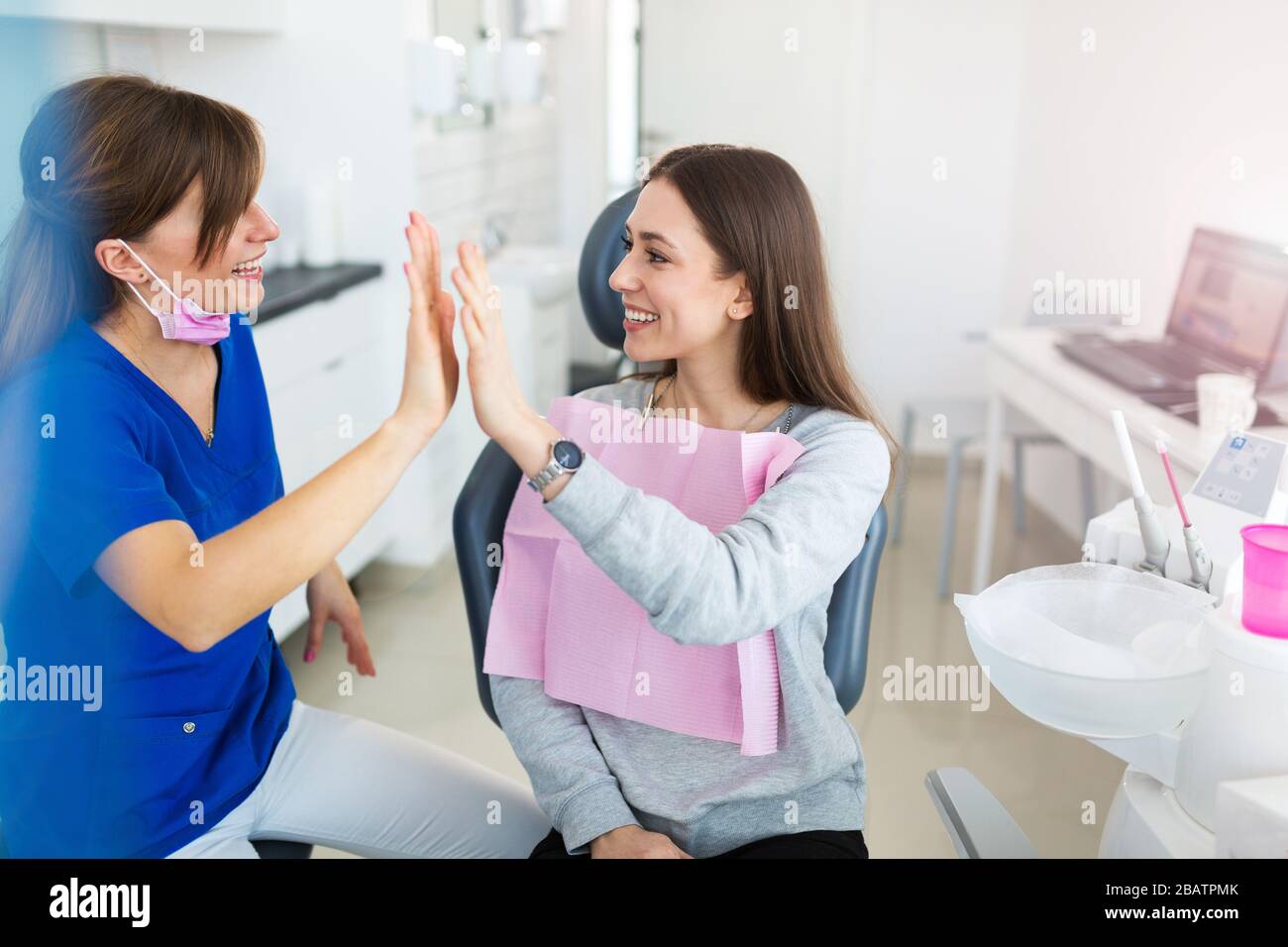 Zahnärztin und Patient in der Zahnarztpraxis Stockfoto