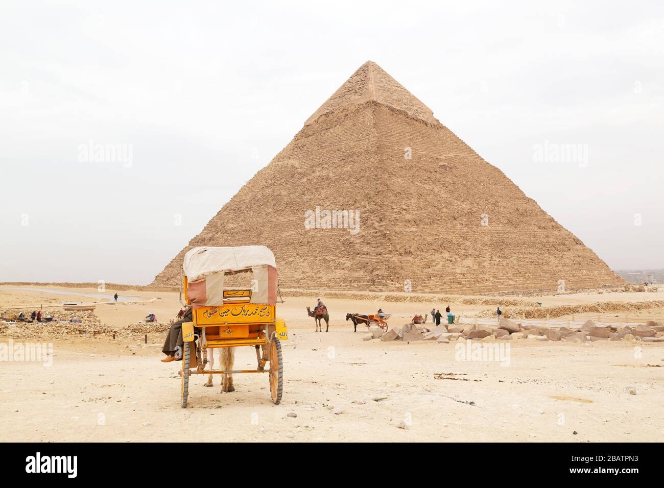 Ein Pferdewagen, der von der Khufu-Pyramide, auch Cheops-Pyramide genannt, auf dem Giza-Plateau in Kairo, Ägypten geparkt wurde. Stockfoto