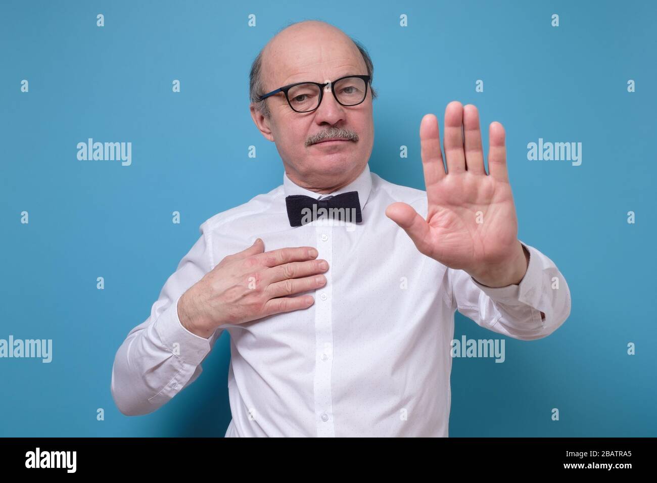 Senior Geschäftsmann wegziehen Hände Handflächen zeigen Ablehnung und Verweigerung Geste Stockfoto