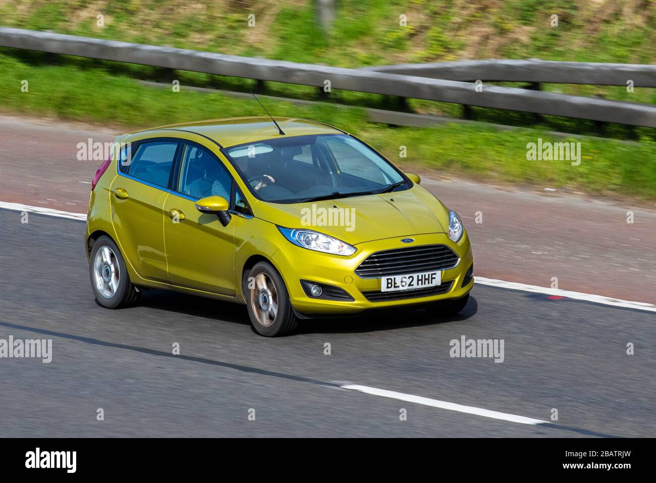 2013 Gelber Ford Fiesta Zetec 1242cc Benzin-Heckklappe; Fahrzeugverkehr, bewegliche Fahrzeuge, Fahrzeugfahren, Straßen, Motoren, Autofahren auf der Autobahn M6 Stockfoto