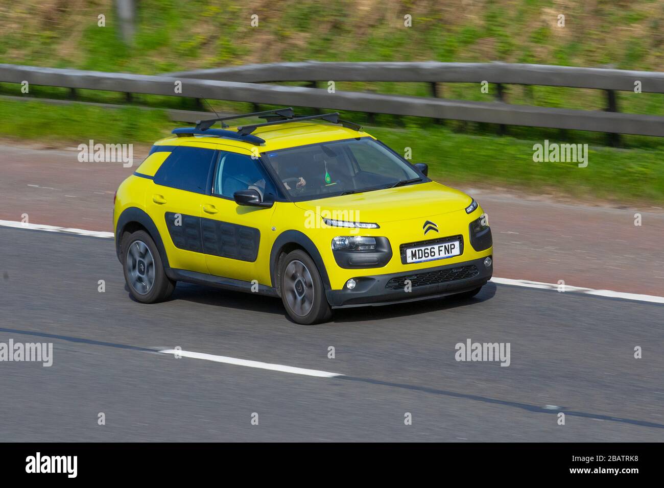 2017 gelb Citron C4 Cactus Flair Bluehdi S; Fahrzeugverkehr, bewegliche  Fahrzeuge, Fahrzeugfahren, Straen, Motoren, Autofahren auf der Autobahn M6  Stockfotografie - Alamy