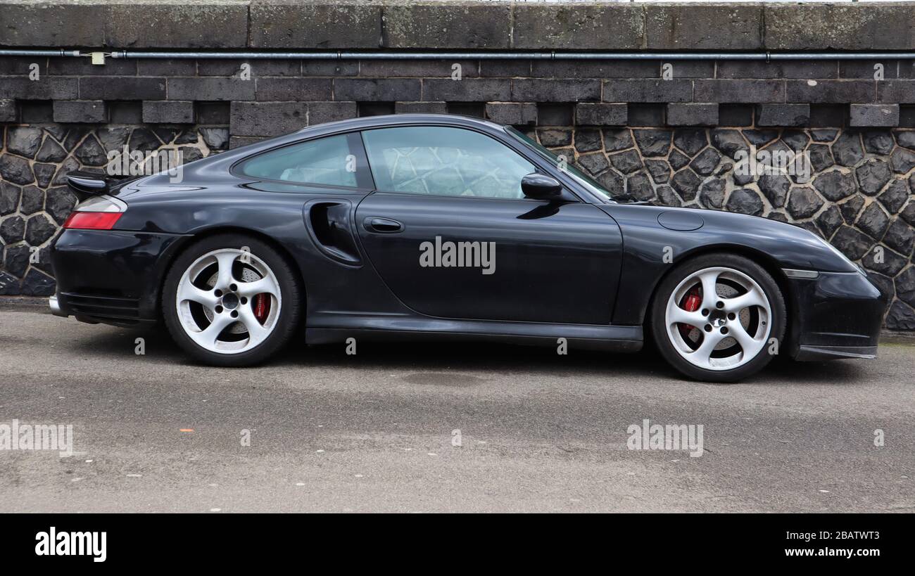 Düsseldorf - 28. Februar 2020: Seitenansicht eines auf der Straße abgestellten schwarzen Porsche 991-Wagens. Auto der zweiten Generation. Deutscher Autobauer fou Stockfoto