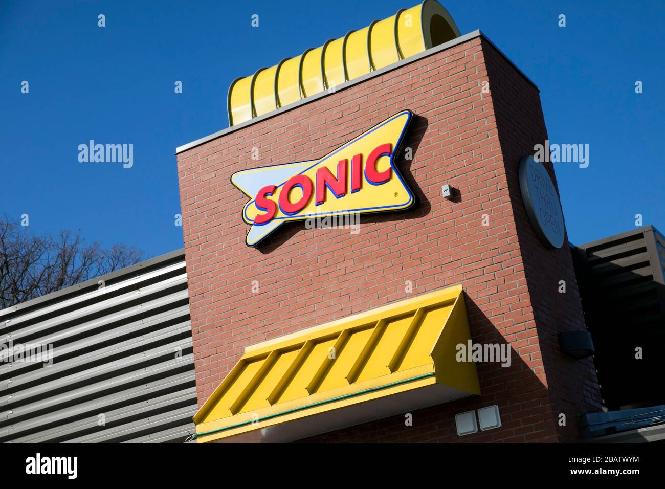 Ein Logo außerhalb eines Sonic-Restaurants in Towson, Maryland, am 26. März 2020. Stockfoto